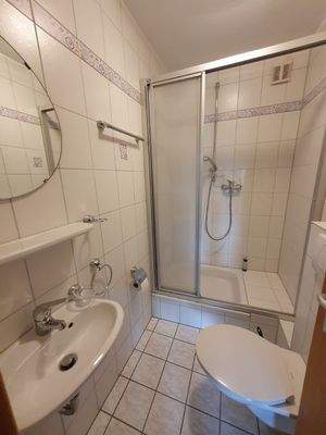 Gäste-WC mit Dusche