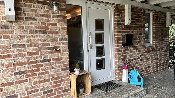 Haustür unter Carport