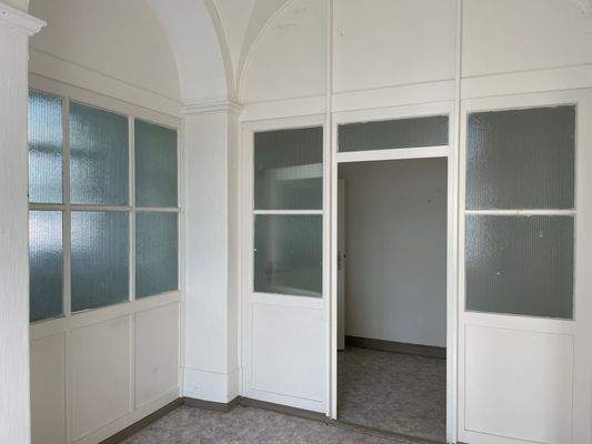 Hohe Decken und helle Räume