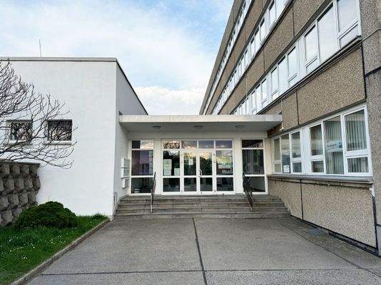 Übergang West zwischen Bürogebäude und Verbindungsbau