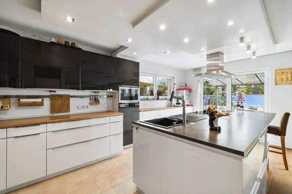 Offene Küche mit Kochinsel