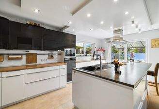 Offene Küche mit Kochinsel