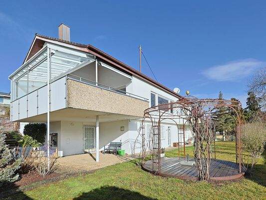 Schöner Garten mit Terrasse und Pavillon