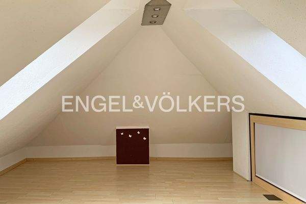 Blick ins Zimmer mit Spitzboden