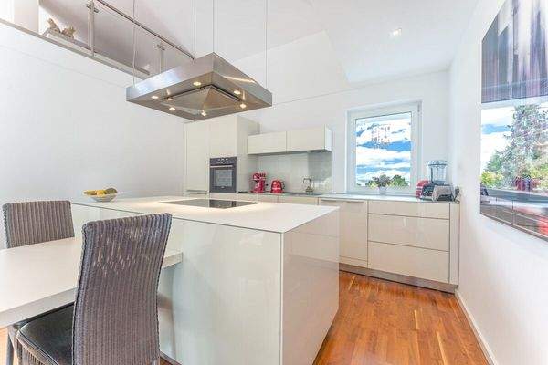 Blick in die Küche vom Essbereich