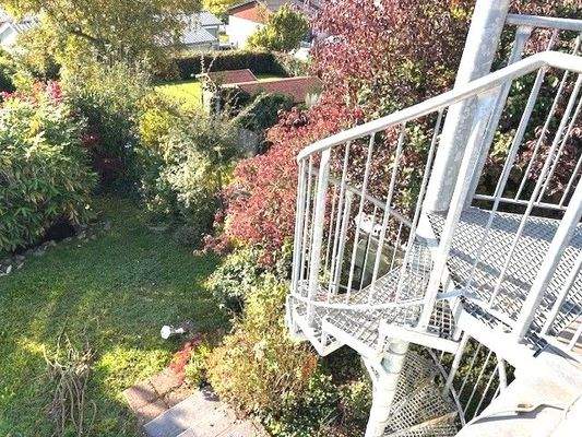 Treppe von Terrasse zum Garten