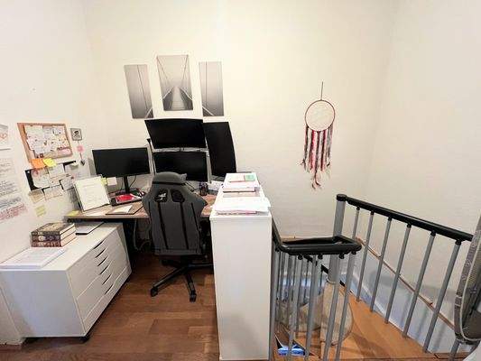 Arbeitsecke im OG & Treppe nach unten