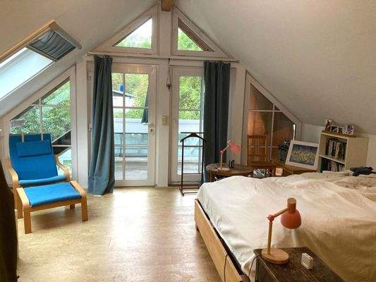 Schlafzimmer mit Balkonzugang