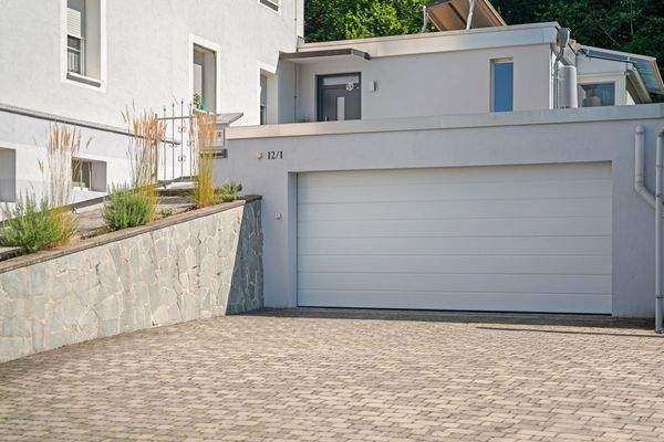 Doppelgarage mit gepflastertem Vorplatz