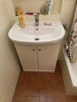 Kleines Badezimmer-Waschbecken