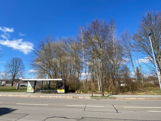 Grundstücksansicht mit Busstation
