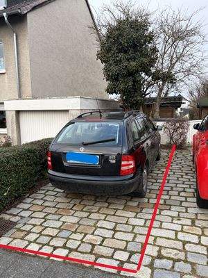 Schwarzer Kombi geparkt