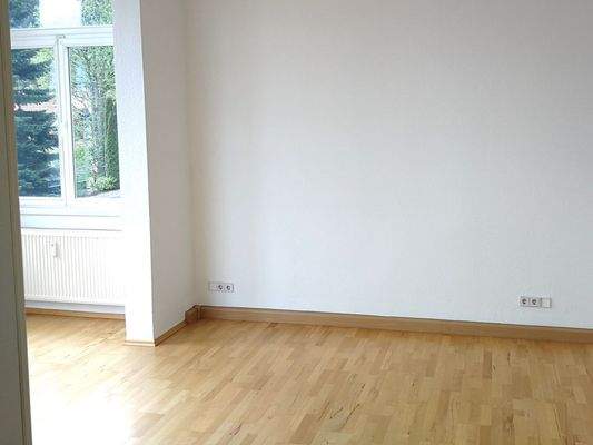 Schlafzimmer mit Loggia und Parkett