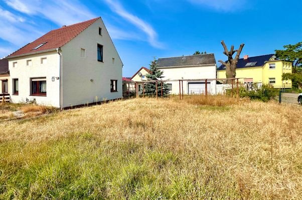 Blick.Grundstück.Haus.Nebengelass.Garage