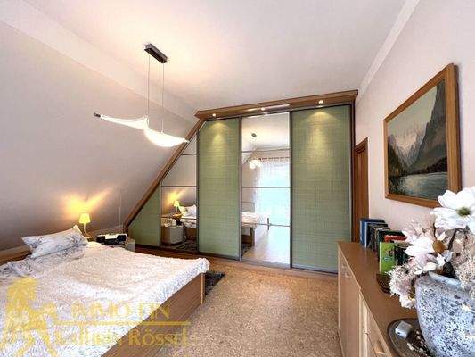 OG: Großes Schlafzimmer mit Einbauschrank