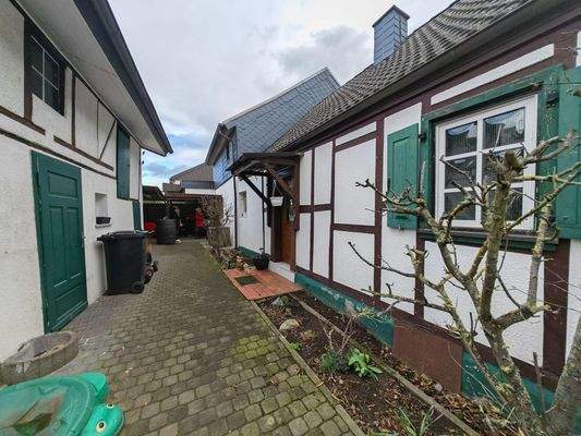 Fachwerkhaus und ehemalige Scheune