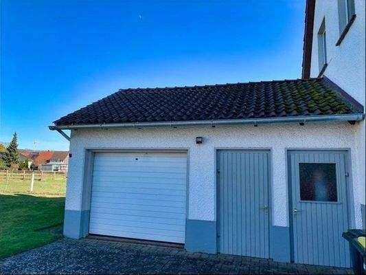 Garagengebäude mit Abstellraum und Kellerzugang