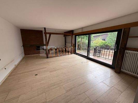 Wohnzimmer mit Balkon