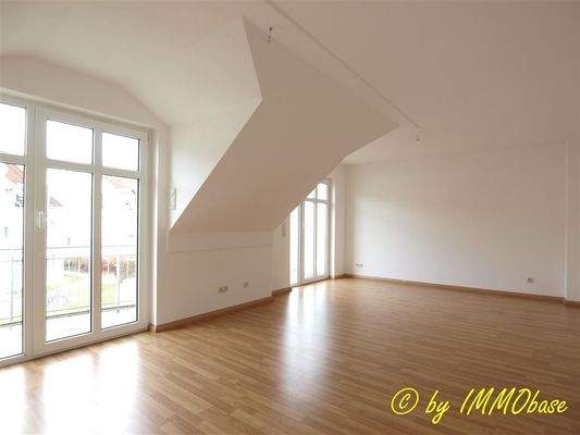 Wohnzimmer mit viel Licht