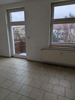 Küche mit Blick auf den Balkon