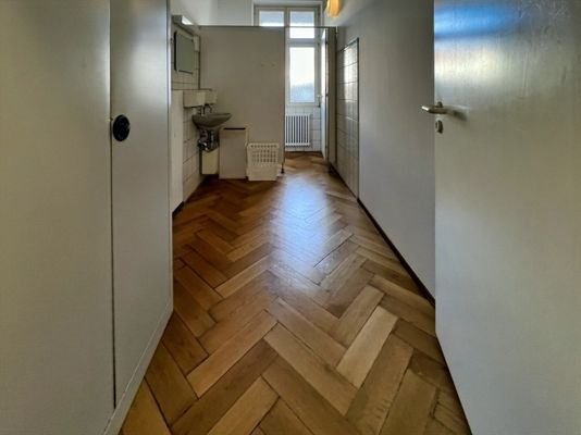 Sanitärraum mit Abstellmöglichkeiten