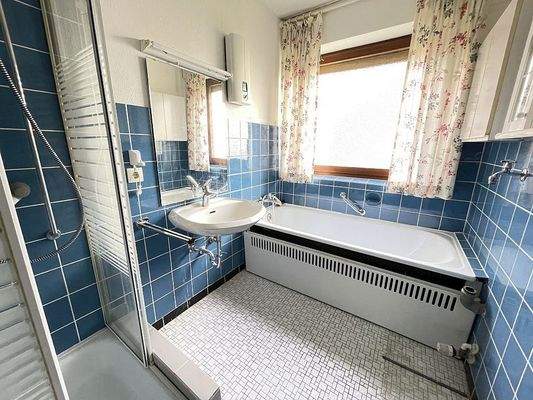 Badezimmer mit Wanne und Dusche