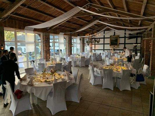 Festlich gedeckte Tische in der Eventhalle