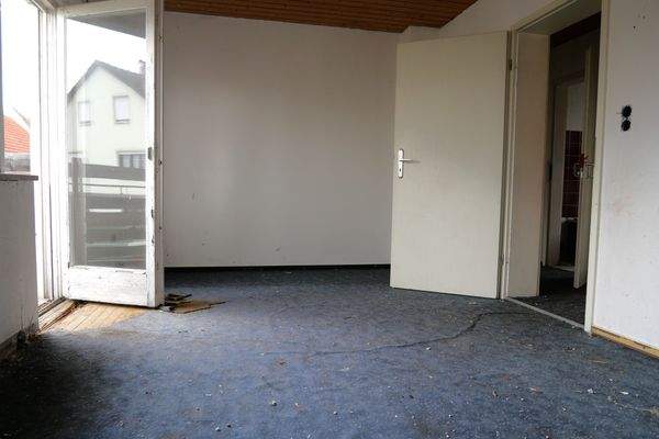 Wohnzimmer mit Zugang zum Balkon