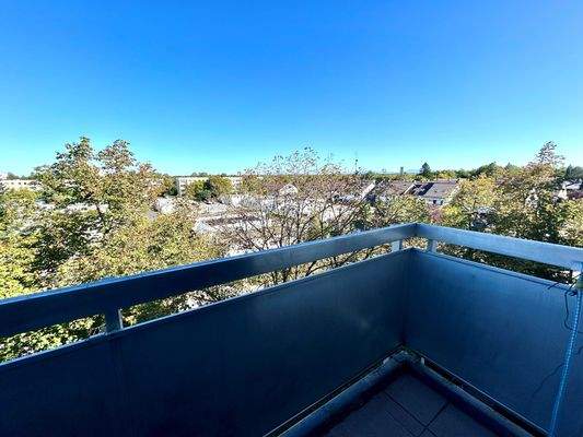 der Ostbalkon mit Blick in Berge