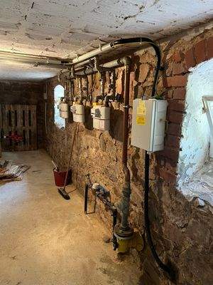 Keller mit Hausanschlüssen