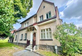 Außenansicht mit Garten