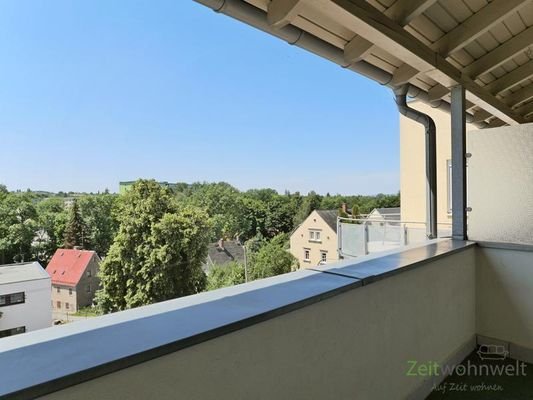 großer überdachter Balkon