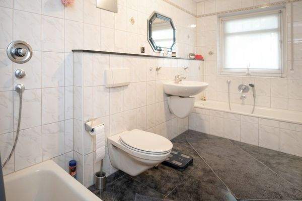 Tageslichtwannenbad mit saparater Duschkabine 