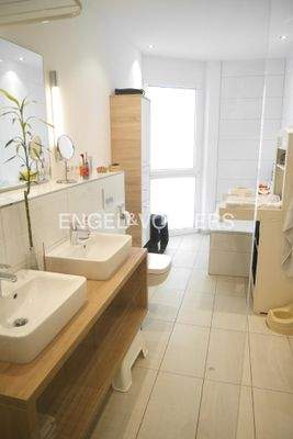 Tageslichtbad mit Wanne, Dusche, Waschbecken und WC