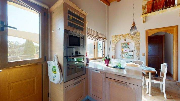 mit Essberecich und Terrassenzugang