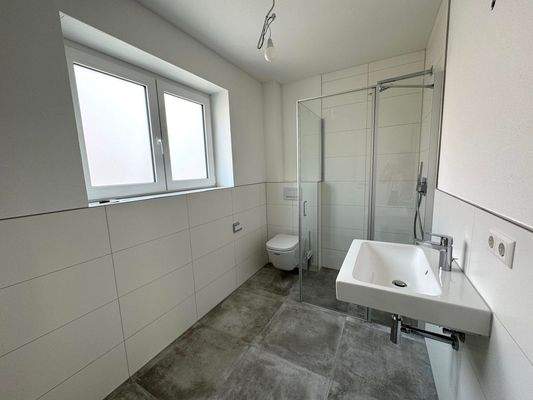 Helles Tageslicht-Gäste-Bad