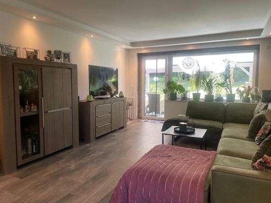 Wohnzimmer mit Terrasse u. Garten.jpg