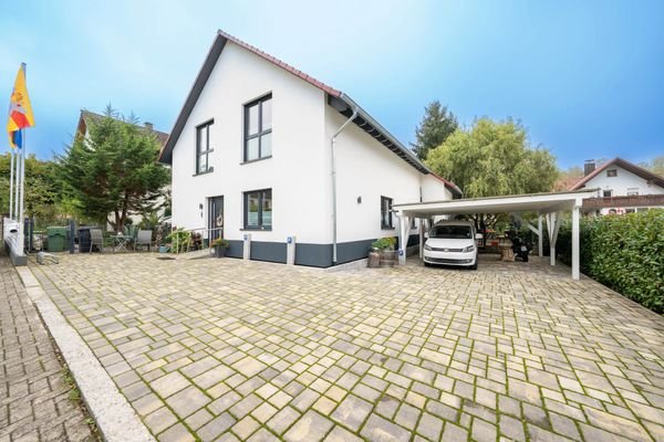 Eingangsbereich mit Carport