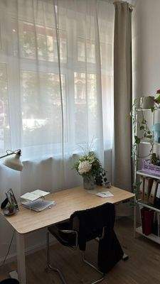 Helles Arbeitszimmer