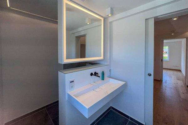 Badezimmer Waschtisch ( 1.OG )