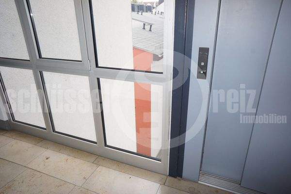 Treppenhaus mit Fahrstuhl!