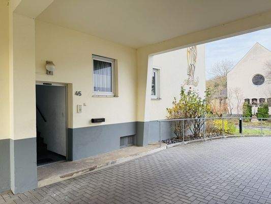 Zufahrt Innenhof/ Eingangsbereich 