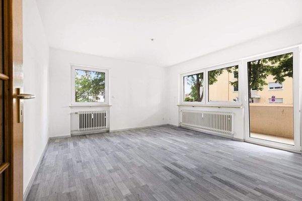 Wohnzimmer mit Blick auf Balkon