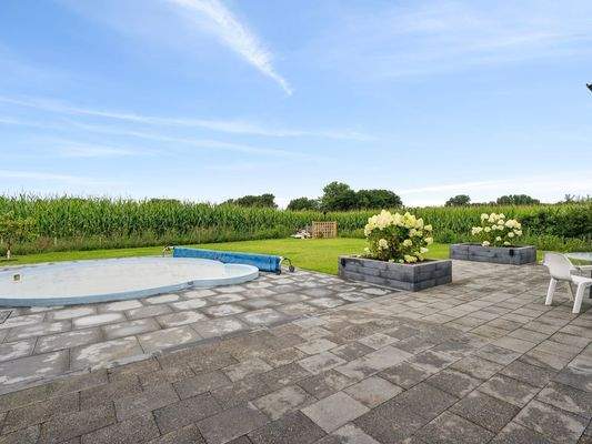 Garten mit Blick auf das Feld