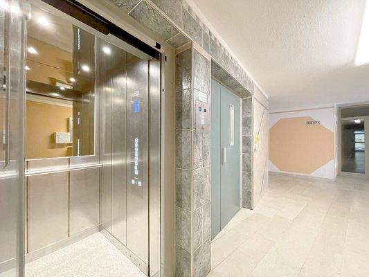 Neuer Lift und Hauseingang