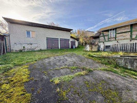 Innenhof mit Scheune und Garagen