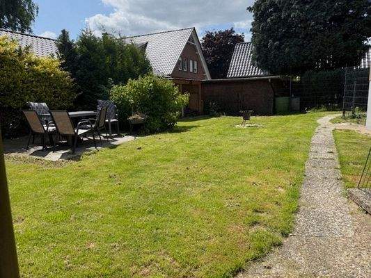 Sonniger großzügiger Garten