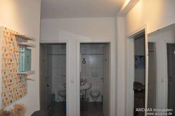 Flur mit Toilettentüren