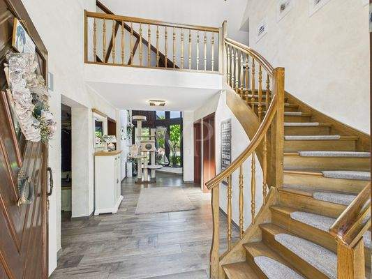 Großzügiges Entrée mit Galerie