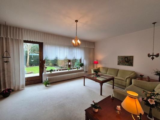 Wohnzimmer mit großer Fensterfront